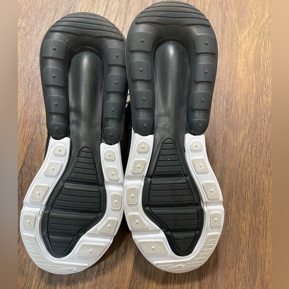 Nike Women's Air Max 270 Shoes, size 8 - Picture 7 of 9